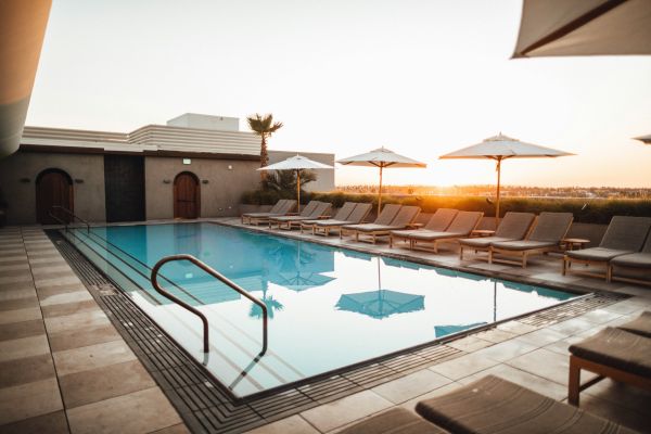 Garde-corps de piscine : le verre pour contribuer à un environnement sûr