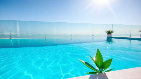 Sécurisez votre piscine : les avantages des garde-corps en verre