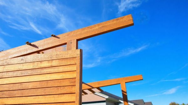 Top 5 normes essentielles pour un carport en bois solaire